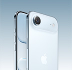 iPhone Air, i fargen himmelbl?, vinklet fra baksiden, Fusion-hovedkamerasystem i plat? ?verst, Kamerakontroll-knapp, fra forsiden, helskjermdesign, Handlingsknapp og volumknapper