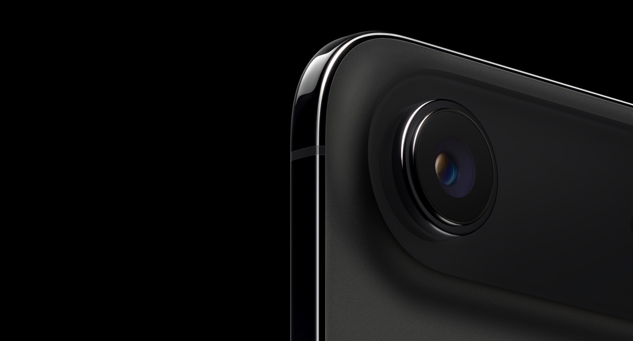 iPhone Air, fra baksiden, i fargen stellarsvart, avrundet hj?rne ?verst, Fusion-kamerasystem med ett objektiv