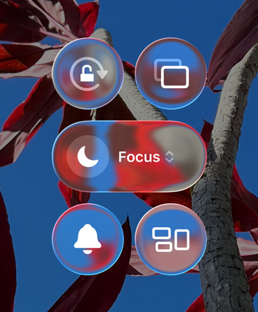 Fargerik Hjem-skjerm p? iPhone, med gjennomsiktige Liquid Glass-apper og -widgeter