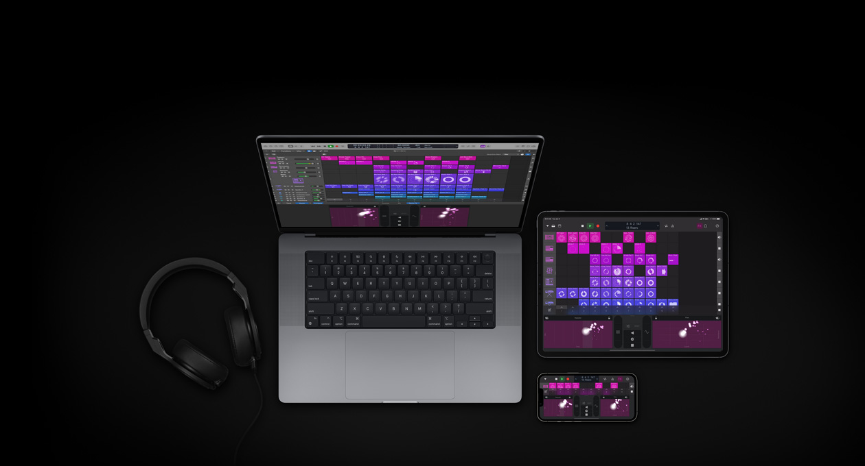 MacBook Pro de 16 pulgadas, iPad Pro de 13 pulgadas, iPhone 16, las pantallas muestran la consola de mezcla de Logic Pro con cuadrados morados y rosados que representan distintas capas de audio y sonidos, audífonos a la izquierda de los dispositivos