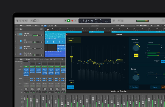 Pantalla de un MacBook Pro de 16 pulgadas que muestra capas de ondas de sonido, la ventana de Mastering Assistant está abierta, varios controles y ajustes en la parte inferior