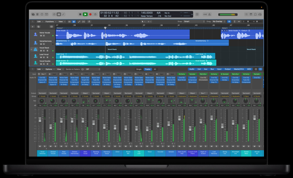 Pantalla de un MacBook Pro de 16 pulgadas que muestra el espacio de trabajo de mezclas con capas de ondas de sonido y varios controles y ajustes en la parte inferior