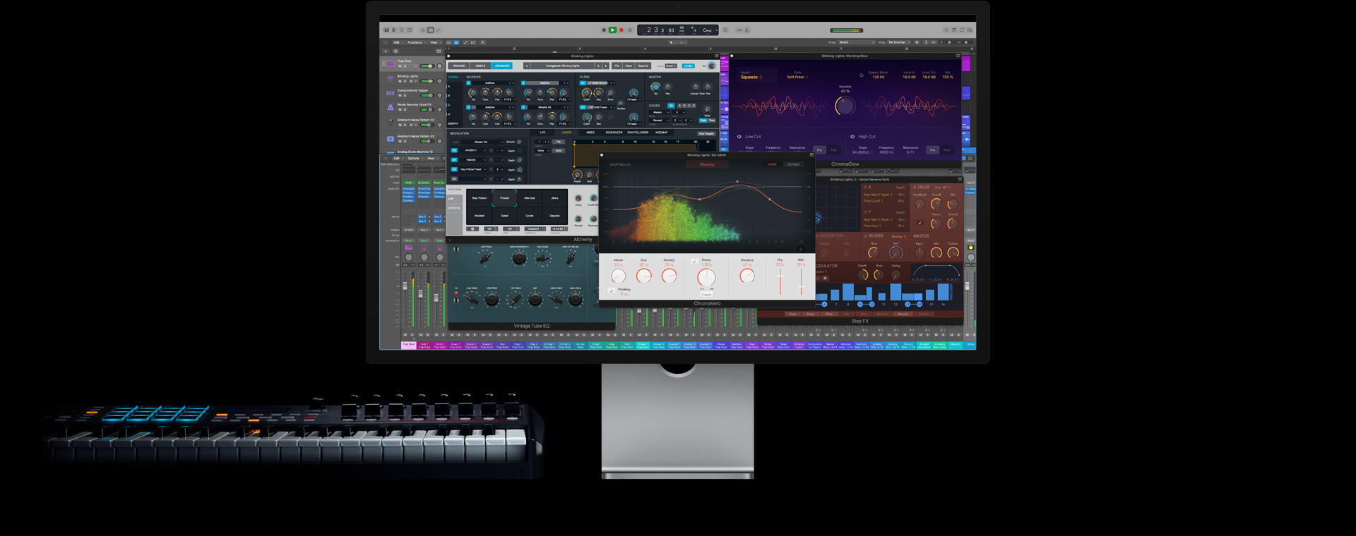 Studio Display para el Mac, pantalla con controles de Logic Pro, teclado a la izquierda de la parte inferior del monitor