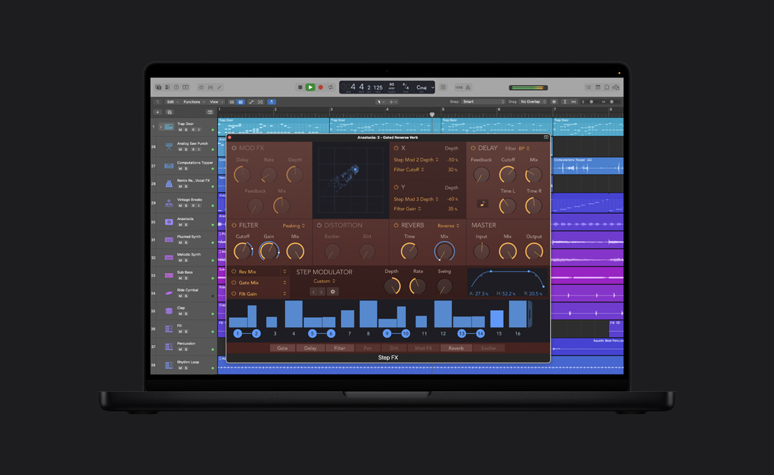 Pantalla de un MacBook Pro de 16 pulgadas que muestra una ventana de Step FX, Anastacia: 3 - Gated Reverse Verb, efectos de modulación, retardo, filtro, distorsión, reverberación y controles maestros, gráfica azul en la parte inferior