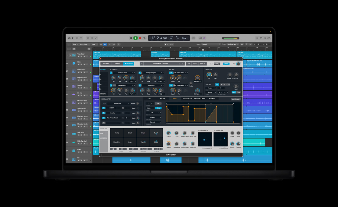 Pantalla de un MacBook Pro de 16 pulgadas que muestra una ventana de Alchemy, Pulsing Techno Bass: Ricochet, junto con controles y efectos avanzados