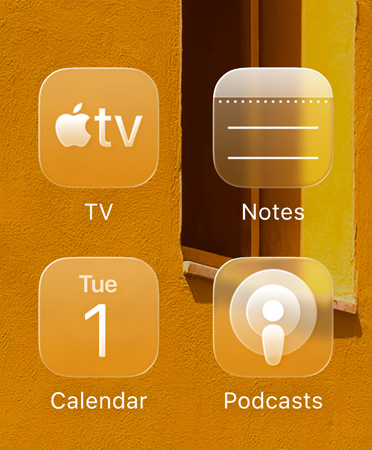 Liquid Glass App Symbole, einschliesslich Apple TV, Notizen, Kalender und Podcasts, farblich get?nt, um optimal mit dem Hintergrundbild zu harmonieren