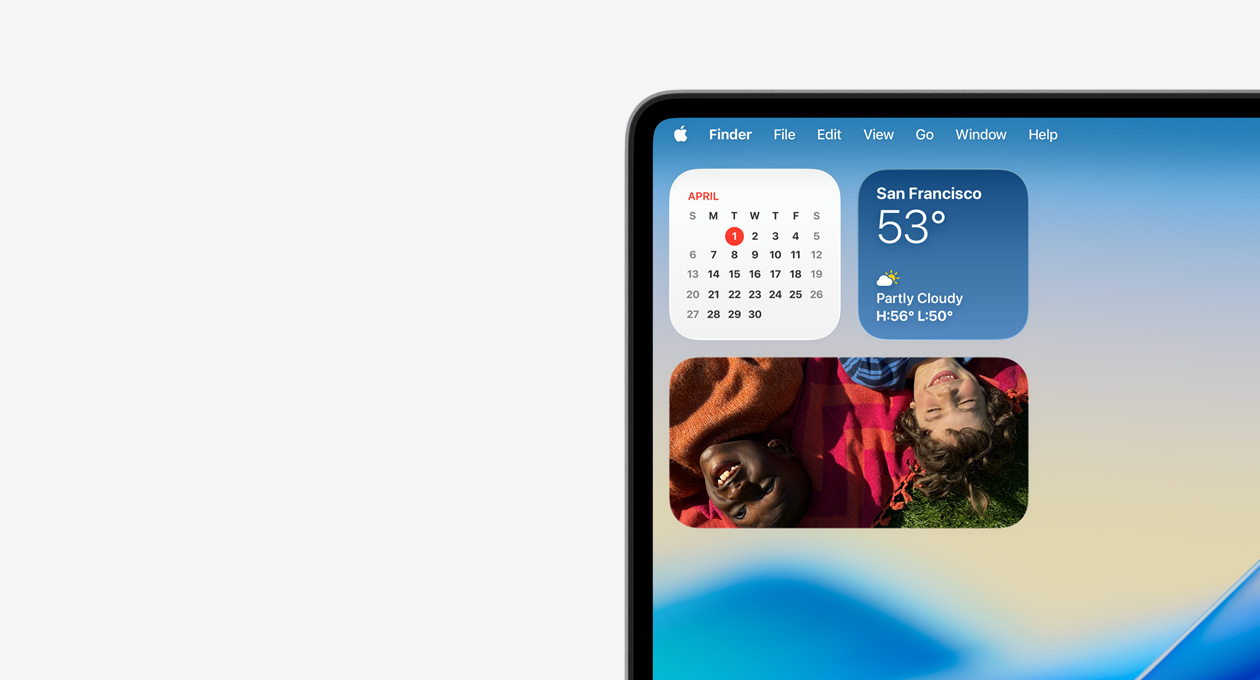 Extremo superior izquierdo de la pantalla de un Mac que muestra la barra de menús transparente y las versiones en Liquid Glass de los widgets de las apps Clima, Calendario y Fotos en el Centro de Notificaciones