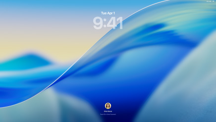 Tres modelos de Mac en fila mirando hacia el frente, a la izquierda un MacBook Pro de 16 pulgadas color plata con la app Teléfono en pantalla muestra los contactos recientes, al centro un iMac de 24 pulgadas azul con fondo de pantalla de macOS Tahoe y a la derecha un MacBook Air de 13 pulgadas en color medianoche muestra una Búsqueda de Spotlight en el escritorio con versiones en Liquid Glass del Dock y varios widgets como Calendario, Reloj y Clima