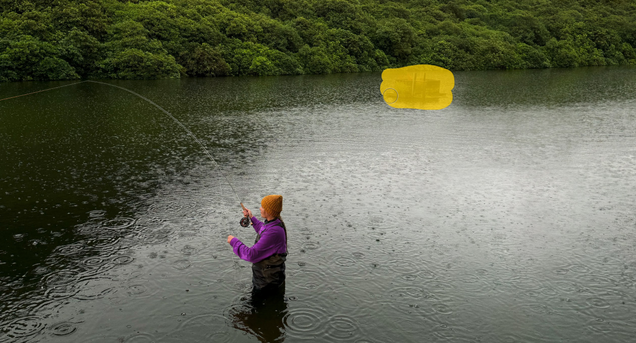 Foto de una mujer pescando con mosca en un río, herramienta de Pixelmator Pro que borra un objeto no deseado en el fondo, resaltado en amarillo