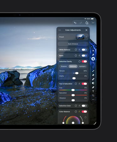 Pantalla de un iPad Pro de 13 pulgadas, foto de rocas en la playa con brillos azules, herramientas de ajuste de color