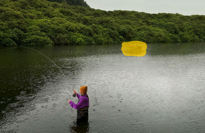 Foto de una mujer pescando con mosca en un río, herramienta de Pixelmator Pro que elimina objetos no deseados