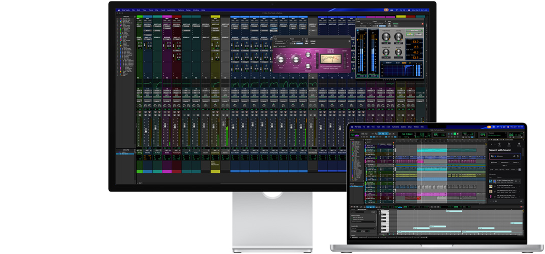Notebook Mac ao lado do Studio Display mostrando uma sess?o no Pro Tools com a integra??o Splice. O vidro nano-texture ajuda a reduzir o reflexo na tela escura do programa