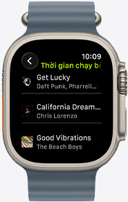 Màn hình Apple Watch hi?n th? playlist Fitness+ bao g?m các bài hát c?a The Weeknd, Skrillex, Justin Bieber và Shawn Mendes