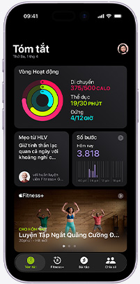 ?ng d?ng Apple Fitness+ trên iPhone hi?n th? màn hình tab Tóm T?t, v?i các vòng Ho?t ??ng, M?o Hu?n Luy?n Viên, S? B??c và các bài t?p Apple Fitness+ ???c ?? xu?t