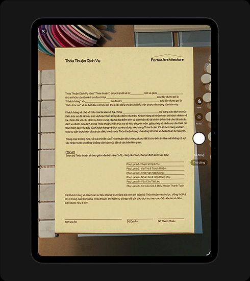 iPad Pro, v? ngoài m?t tr??c, n?m d?c, màu ?en kh?ng gian, màn hình hi?n th? tài li?u ?? scan có tiêu ?? "Th?a Thu?n D?ch V?" v?i v?n b?n và dòng ch? ky hi?n th? r? ràng
