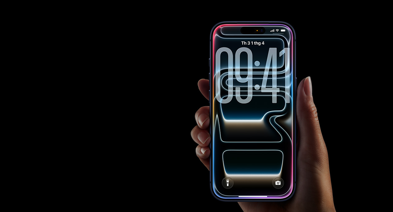 M?t bàn tay c?m iPhone 17 Pro, minh h?a tính n?ng D?ch Tr?c Ti?p c?a Apple Intelligence trong khi g?i ?i?n tho?i v?i loa ngoài ?ang b?t.