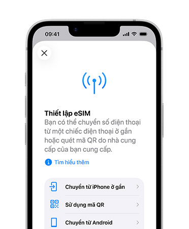 iPhone 17e, v? ngoài m?t tr??c, ?ang s? d?ng tính n?ng Thi?t L?p eSIM ?? d? dàng chuy?n s? ?i?n tho?i t? ?i?n tho?i g?n ?ó ho?c s? d?ng M? QR