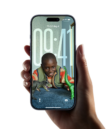 M?t bàn tay c?m thi?t b? iPhone v?i thi?t k? Liquid Glass m?i hi?n th? th?i gian thay ??i linh ho?t theo hình ?nh trên màn hình khóa(chǎn)